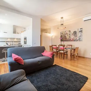 https://colosseo-colle-oppio-charming-apartment.it-romehotels.com